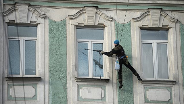 "Замочил и постирал": московские коммунальщики моют фасады домов