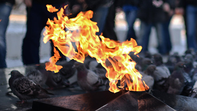 В Омской области школьницы устроили пикник на Вечном огне