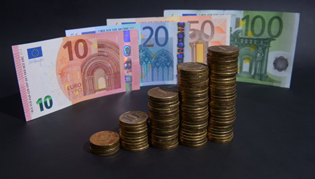 Официальный курс евро на вторник вырос до 76,84 рубля