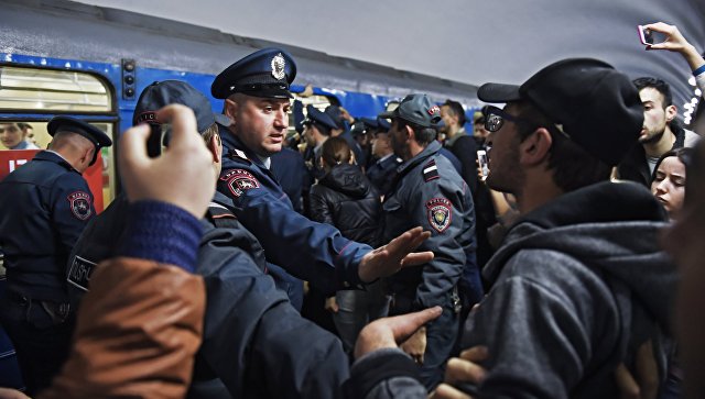 В Ереване трое полицейских пострадали во время столкновений с митингующими