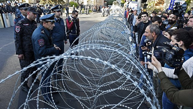 Митингующие в Ереване намерены ночевать на площади Франции, а не у парламента