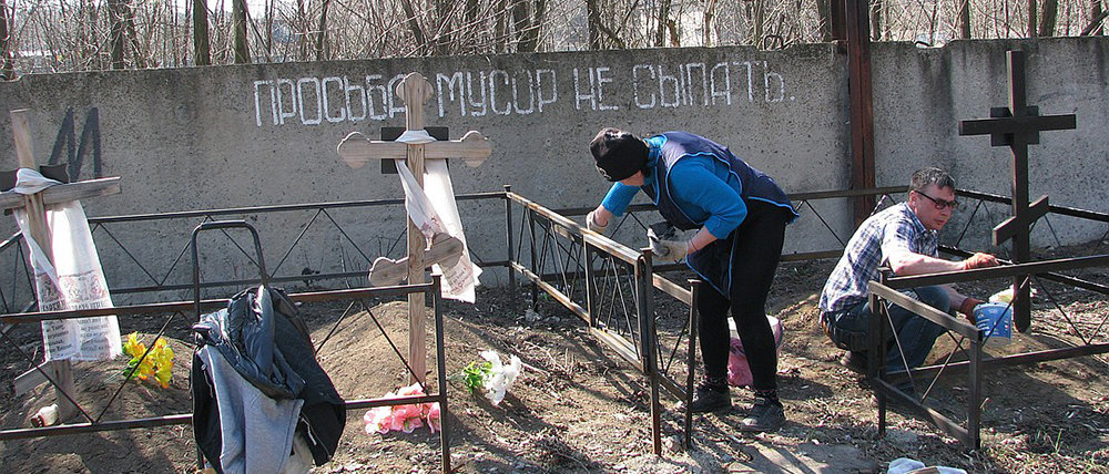Не кладбище, а мусорная свалка: Последствия пожара в Донецке (Фото)