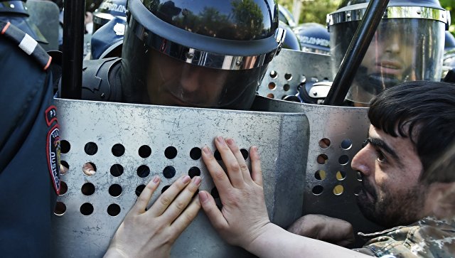 Полиция в Армении "оставила за собой право" разогнать митинг оппозиции