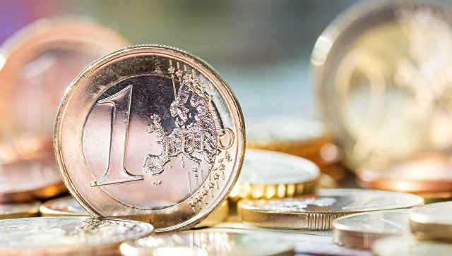 Официальный курс евро на среду снизился почти на рубль