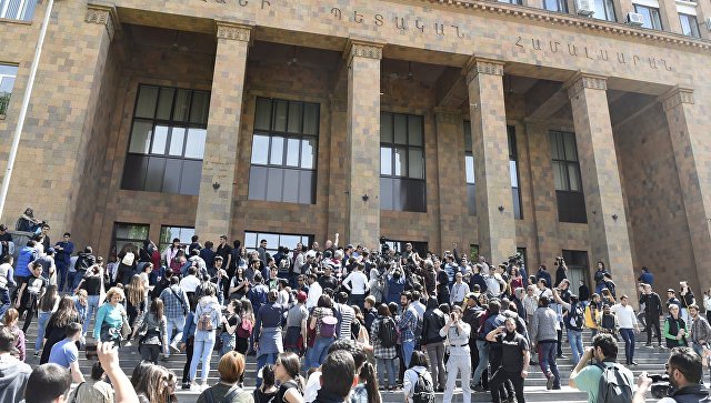 Лидер протестов в Армении заявил, что они будут избегать столкновений с полицией