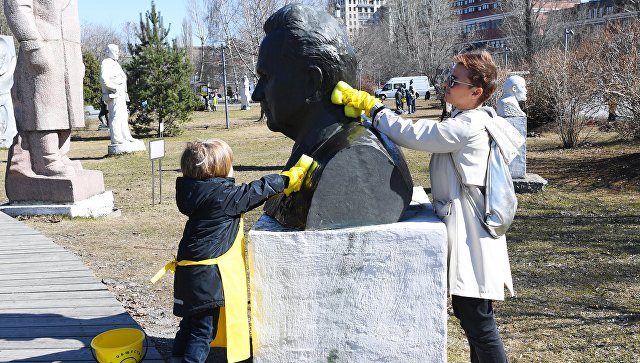 В Москве на благоустроенных улицах начались работы по уходу за деревьями