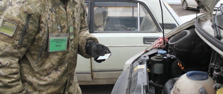 На КПВВ на Донбассе пограничники обнаружили «документы ДНР»