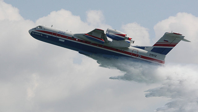 Два самолета Бе-200 тушат пожар в Хинганском заповеднике