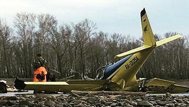Упавший в Хакасии самолет наполовину находится в воде