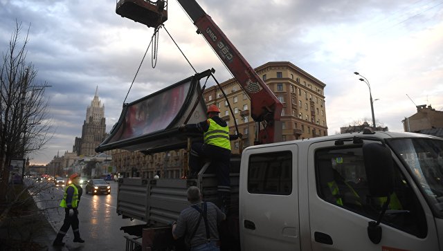 В Москве из-за урагана обрушилась рекламная конструкция