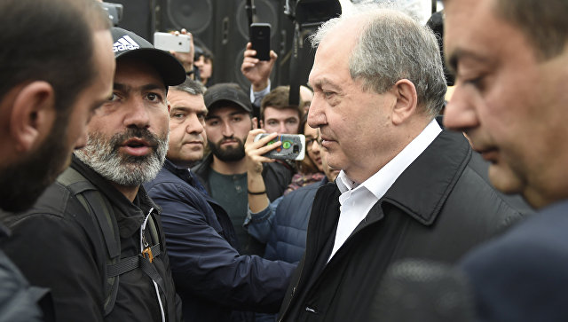 В Ереване началась встреча Саргсяна с лидером оппозиции