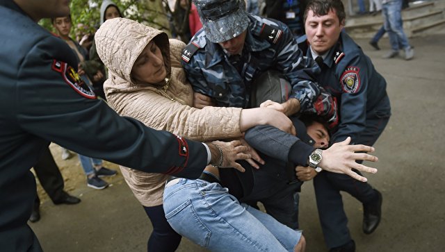 В Ереване произошли столкновения митингующих с полицией