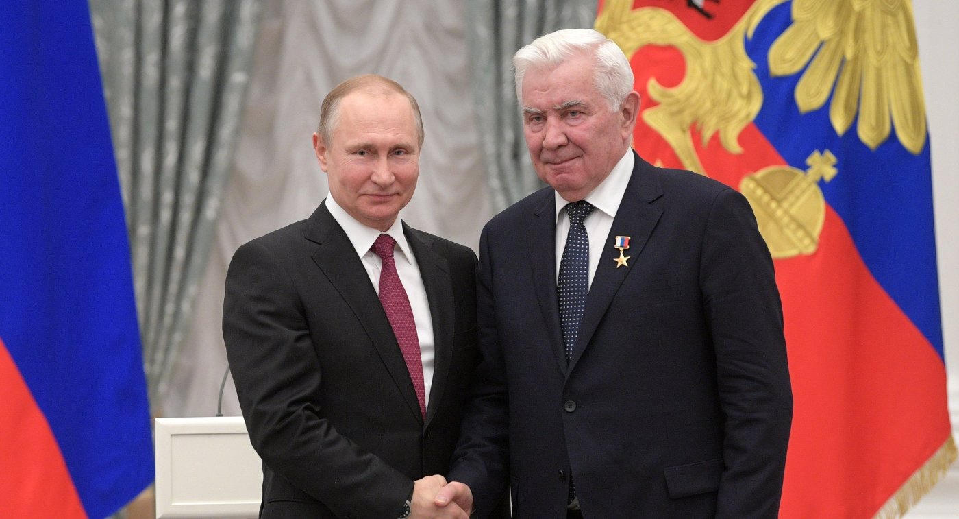 Путин: командный дух и чувство локтя важны не только в спорте, но и шахтерском труде