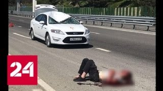 Неадекватный мужчина упал на машину с надземного перехода в Геленджике. Видео - Россия 24
