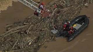 US firefighters rescue kayaker stuck in river