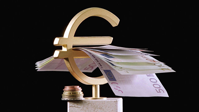 Официальный курс евро, установленный с 29 апреля, снизился на 55 копеек