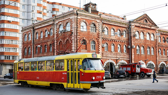 В центре Москвы грузовой фургон столкнулся с трамваем