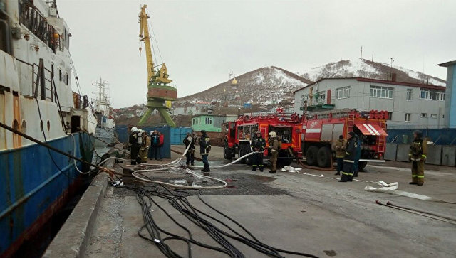 В Петропавловске-Камчатском потушили пожар на судне у пирса