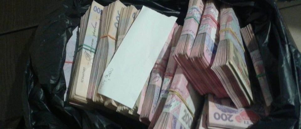Под одеждой 400 тыс. гривен: На Донетчине через КПВВ пытались провезти крупные суммы денег