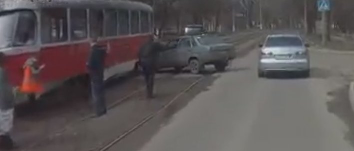 «Трамвай резко назад сдал»: В Донецке произошло ДТП (Фото)
