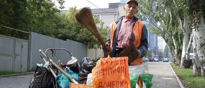 Бесплатные рабы: Сколько зарабатывают дворники в Макеевке