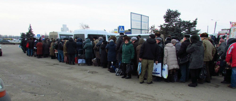 Длинные очереди: Назвали основные трудности пересечения линии разграничения на Донбассе (Инфографика)
