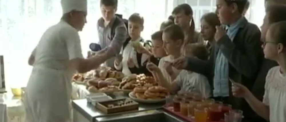 В Мариуполе повар ударил по лицу школьника за сосиску в тесте (Видео)