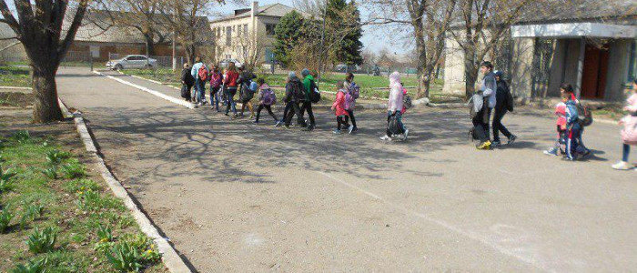 На Донетчине школьников эвакуировали из-за гранаты во дворе (Фото)