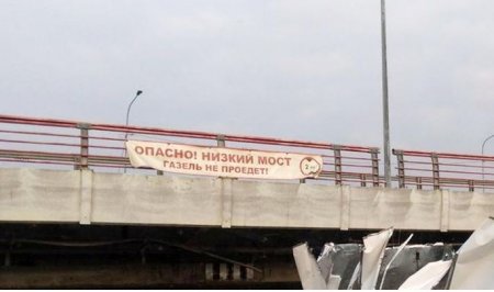 Под «мостом глупости» в Санкт-Петербурге сломалась 148-я по счету «Газель»
