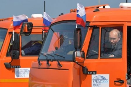 Песков поведал, когда Путин получил права на управление грузовой машиной