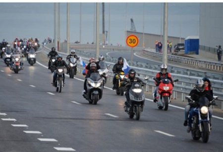 Россияне выехали на Крымский мост и стали массово нарушать ПДД