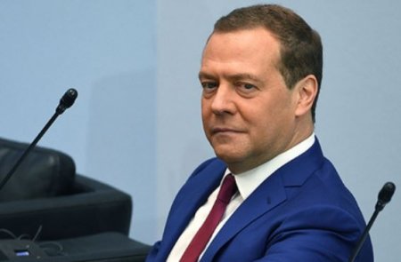 Жители РФ оценили работу Медведева на посту председателя правительства