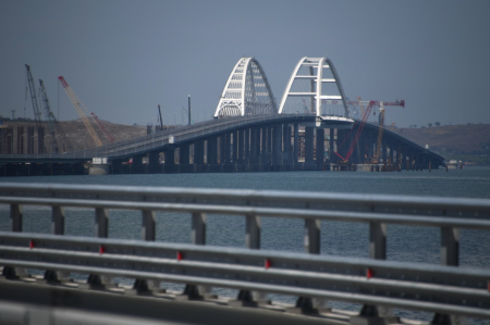 Песков назвал призыв американских СМИ взорвать Крымский мост безумием