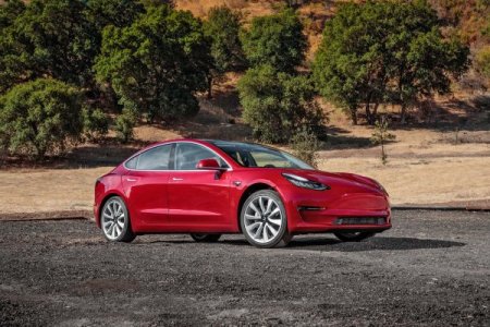 Маск рассказал о полноприводной двухмоторной версии Tesla Model 3