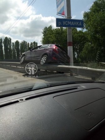 Воронежцы высмеяли неудачную парковку легковушки на отбойнике