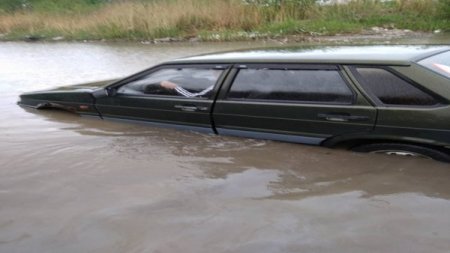 В Перми автомобиль попал в глубокую лужу