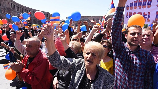 Сторонники Пашиняна заявили о намерении митинговать в Ереване "до победы"