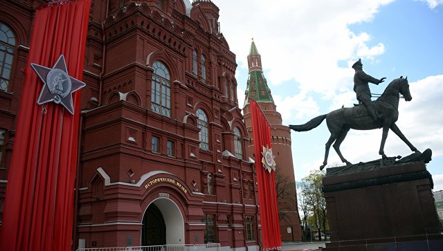 В Москве ко Дню Победы установят более двух тысяч праздничных конструкций