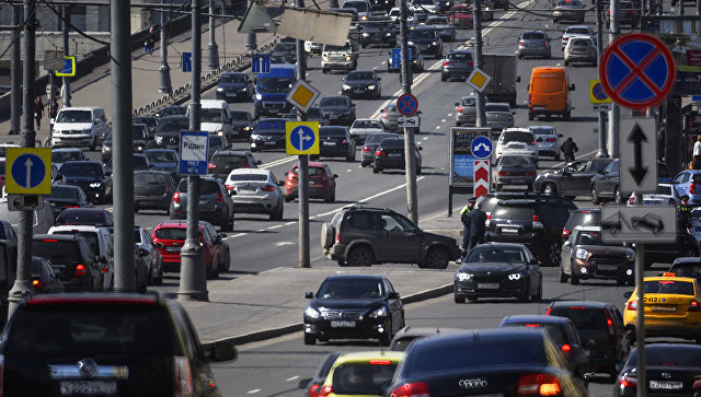 Москвичей попросили быть внимательнее на дорогах из-за грозы