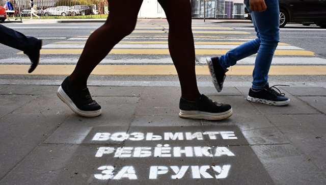 В Москве на пешеходных переходах появились предупреждающие надписи