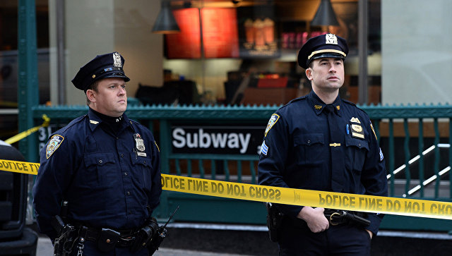В Нью-Йорке автомобиль въехал в фасад ресторана - РИА Новости, 07.05.2018
