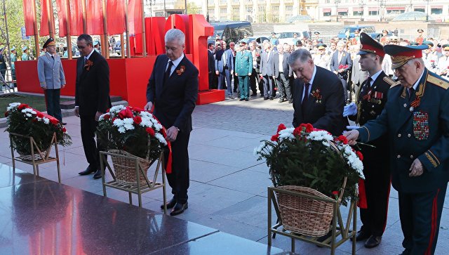 Собянин возложил цветы к Могиле Неизвестного Солдата в Александровском саду