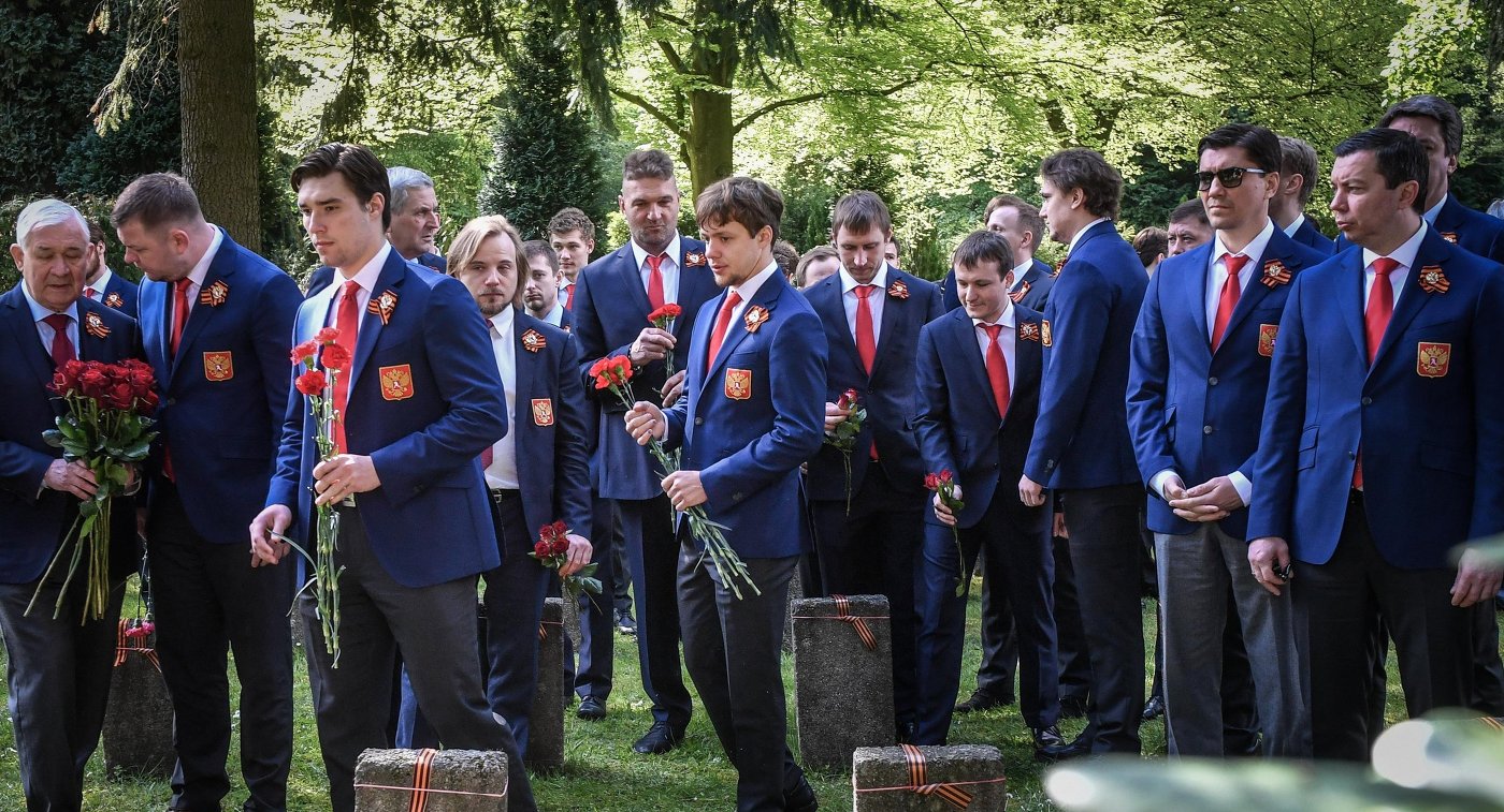 "А за кого нам еще играть?": российские хоккеисты посетили кладбище советских воинов