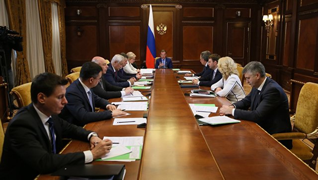 Политологи прокомментировали состав участников на совещании с Медведевым