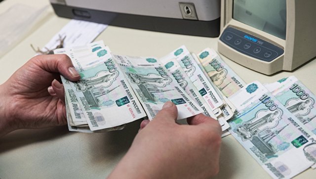 Рубль вечером подрос к доллару и евро