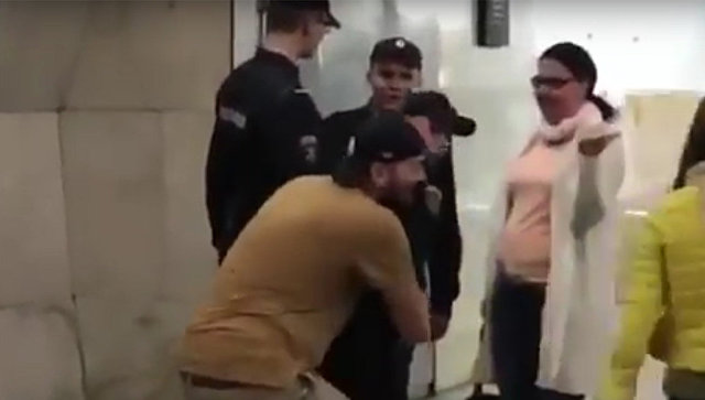 С мужчины, пронесшего росгвардейца в московском метро, взяли подписку о невыезде