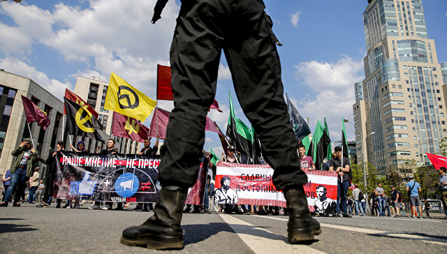 В согласованном митинге в Москве участвуют около тысячи человек