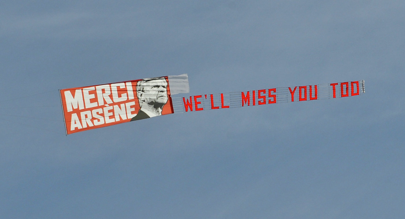 Фанаты "Арсенала" арендовали самолет с баннером в честь Венгера