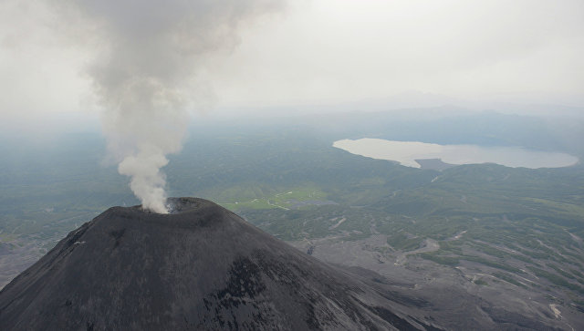 На Камчатке вулкан Карымский выбросил столб пепла на три километра