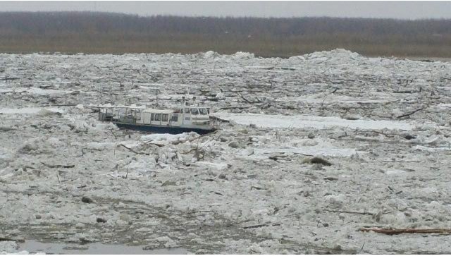 Спасатели сняли двух человек с катера, зажатого льдами на Иртыше
